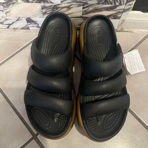 NEW Crocs Mega Crush Triple Strap Metallic Black/Gold Sandals Men’s 7/Women’s 9